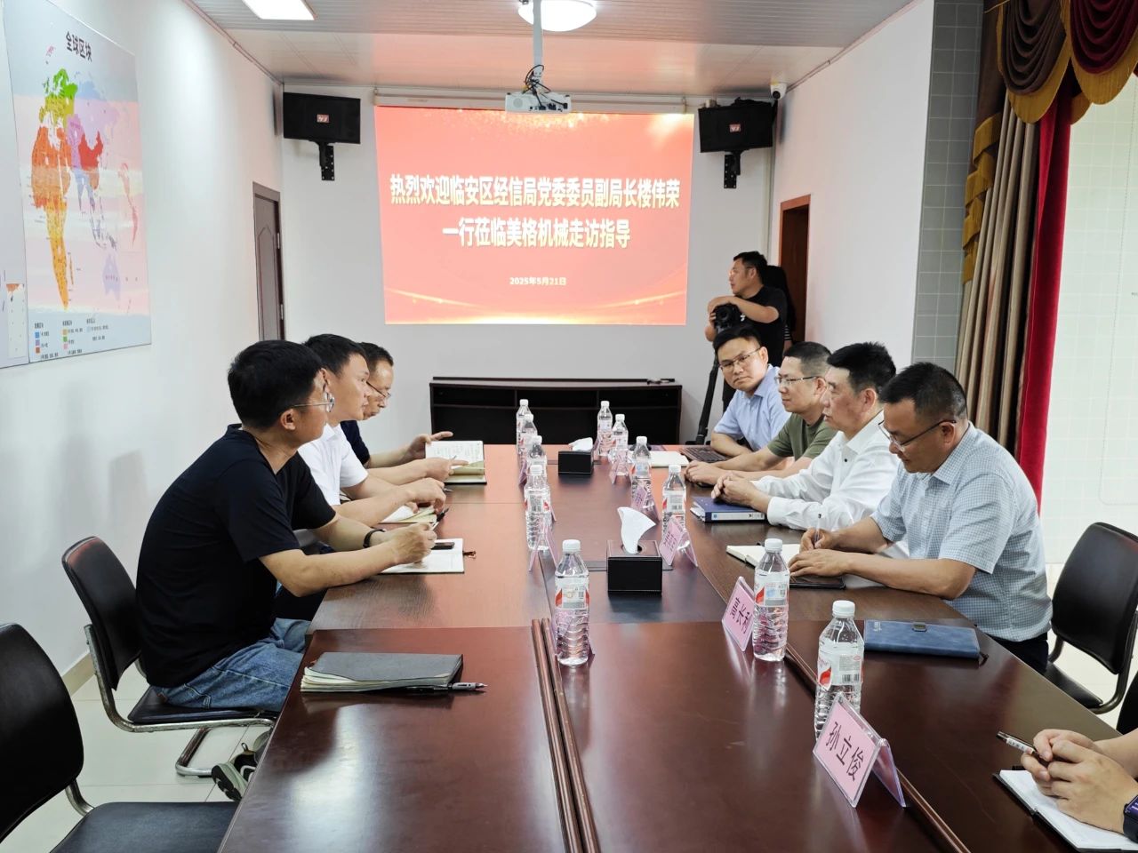 Biroul de economie și tehnologie informațională Lin'an District a efectuat un sondaj asupra utilajelor MEIGE pentru a promova în comun modernizarea digitală a lanțului de industrie decorativă și construcția fabricii de far