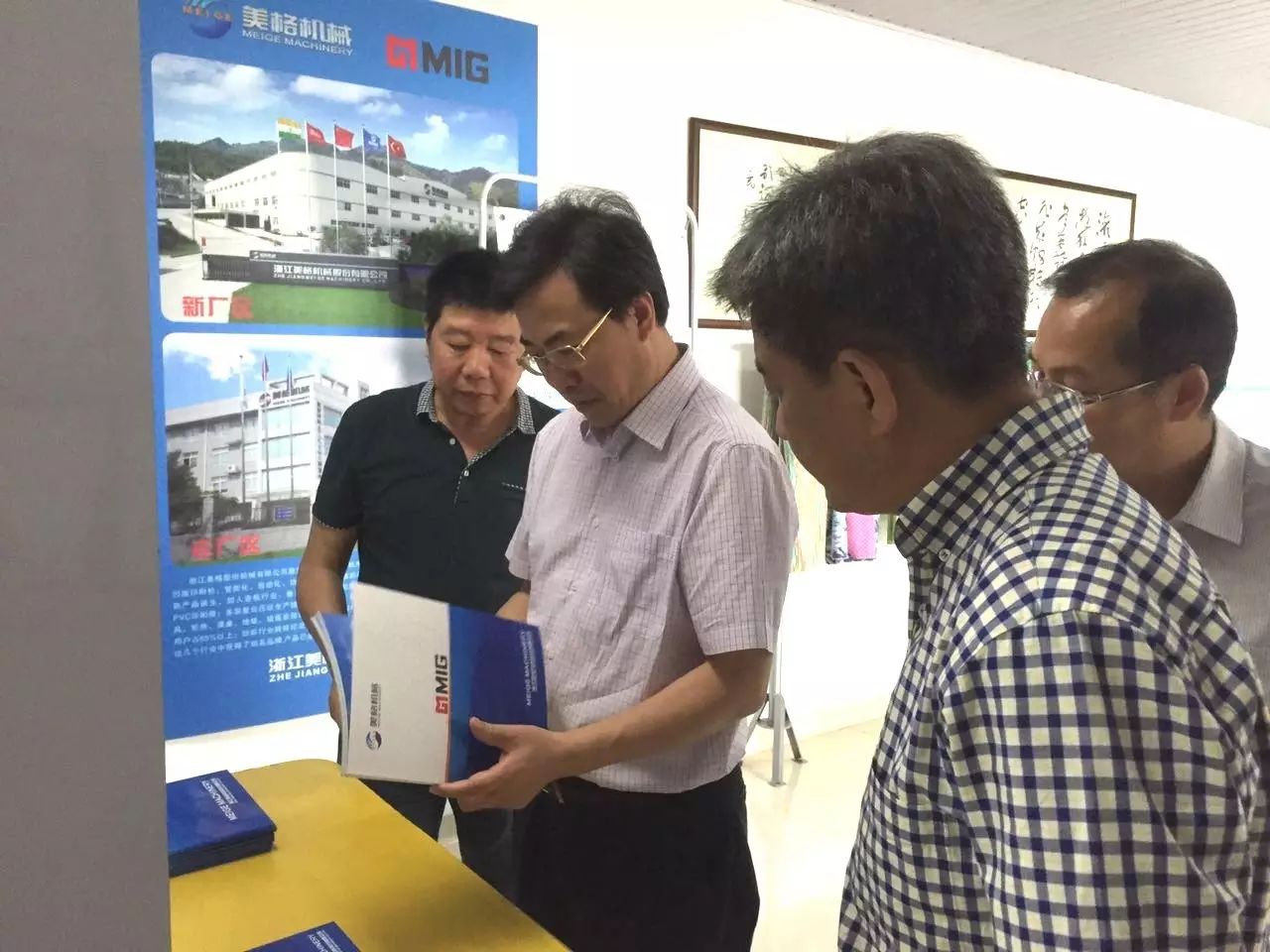 Directorul Hong Qinghua de la Comisia Municipală de Economie și Tehnologia Informației din Hangzhou a vizitat compania pentru cercetare